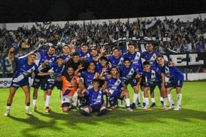 El plantel de Ben Hur. Los dirigidos por Gustavo Barraza están en una nueva instancia.