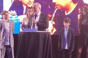 El Dr. Carlos Felice junto a su familia, durante su discurso.