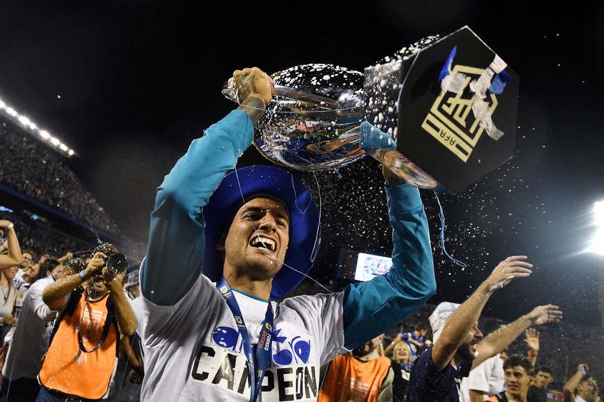 Soccer Football - Primera Division - Velez Sarsfield v Huracan - Estadio Jose Amalfitani, Buenos Aires, Argentina - December 15, 2024
Velez Sarsfield's Emanuel Mammana celebrates with the trophy after winning the Primera Division
REUTERS/Cristina Sille