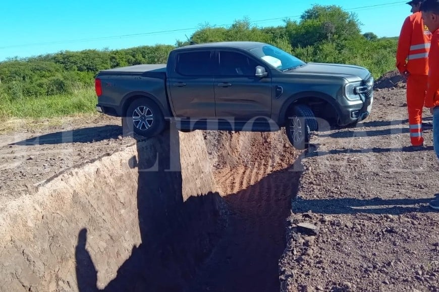 En el camino que une las localidades de San Cristóbal y Crespo, hace pocos días una empresa constructora privada comenzó la obra para la realización de un puente. Gentileza