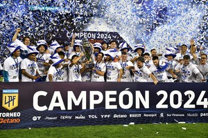 Los jugadores del Fortín festejan la obtención del título este domingo en el José Amalfitani. Reuters.