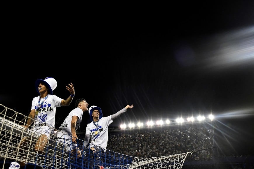 Soccer Football - Primera Division - Velez Sarsfield v Huracan - Estadio Jose Amalfitani, Buenos Aires, Argentina - December 15, 2024
Velez Sarsfield players celebrate after winning the Primera Division
REUTERS/Cristina Sille