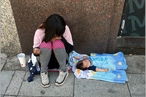 María y Jesús, podrían ser, en calle Tucumán entre San Martín y San Jerónimo, vereda norte, el miércoles 4 de diciembre a las doce del mediodía. Foto con permiso. Gentileza 