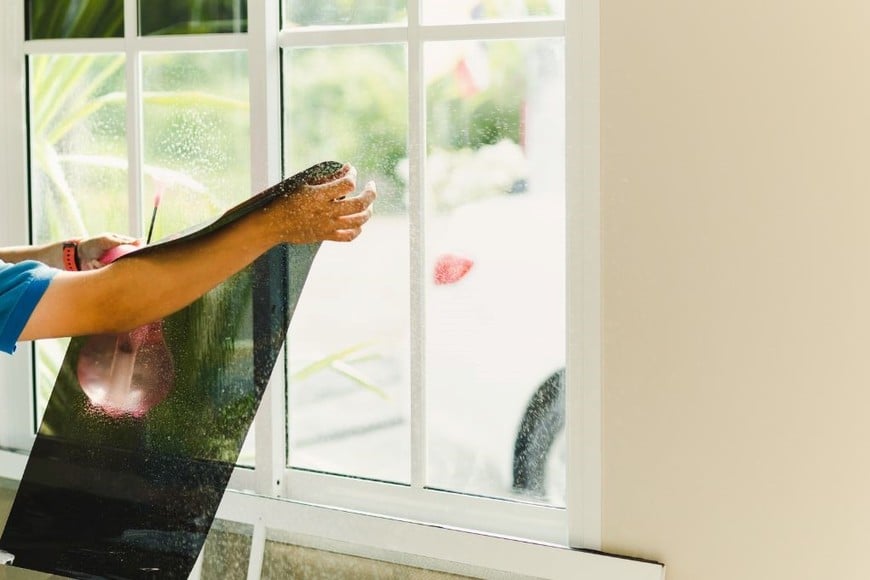 Un buen aislamiento en ventanas es clave para evitar que el calor entre en tu casa.