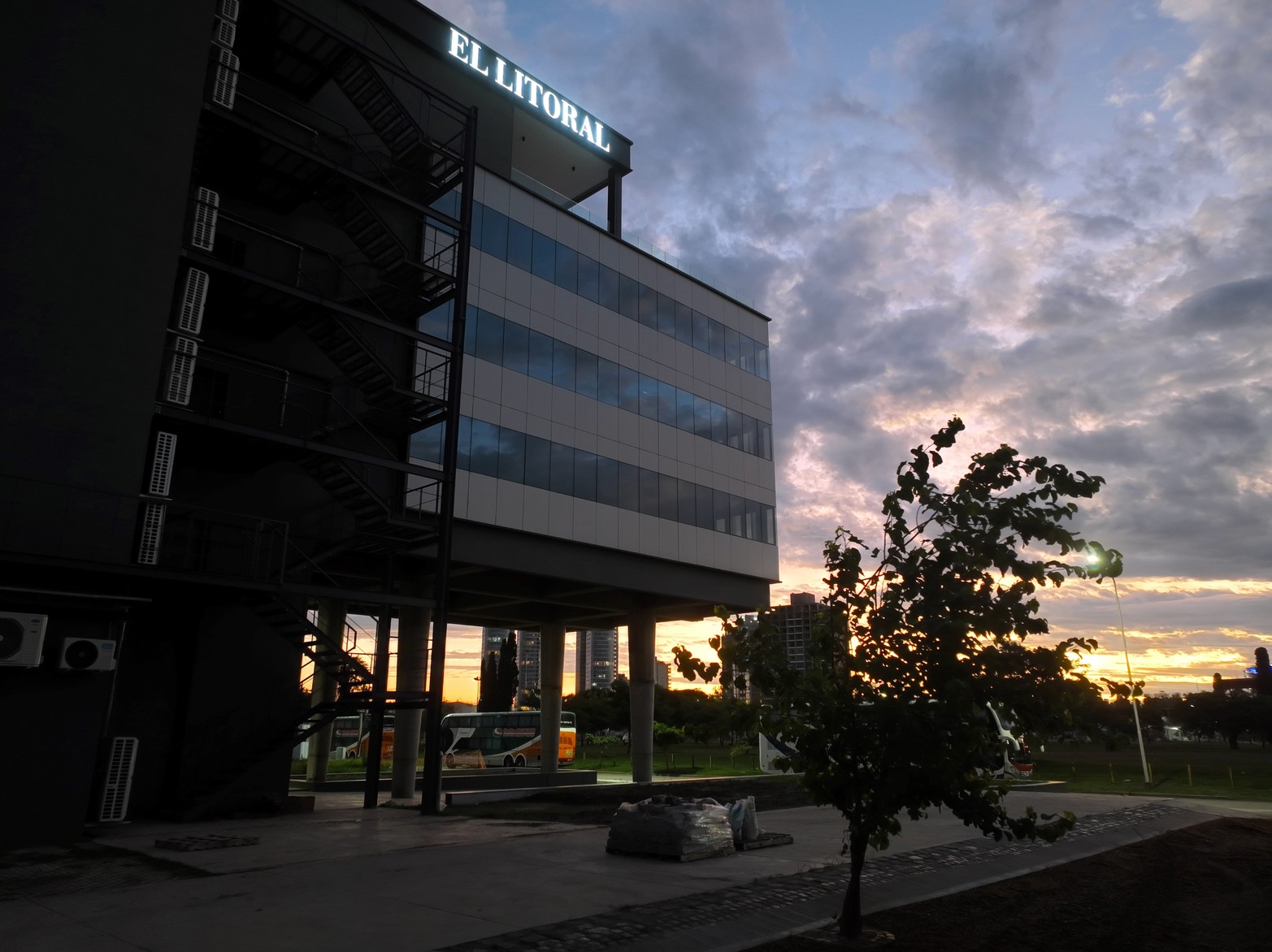 Atardece en Santa Fe, el edificio nuevo de El Litoral se luce en el paisaje ribereño.