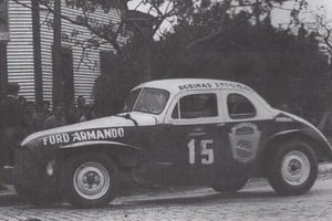 El Aguilucho Oscar Alfredo Gálvez sobre su histórica cupecita Ford negra y blanca de TC.  Archivo