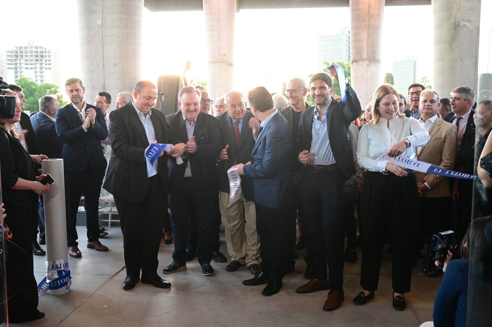 En compañía de Pullaro, Scaglia y Poletti acompañando a Nahuel Caputto en el corte de cinta, inaugurando oficialmente el nuevo edificio de El Litoral. 