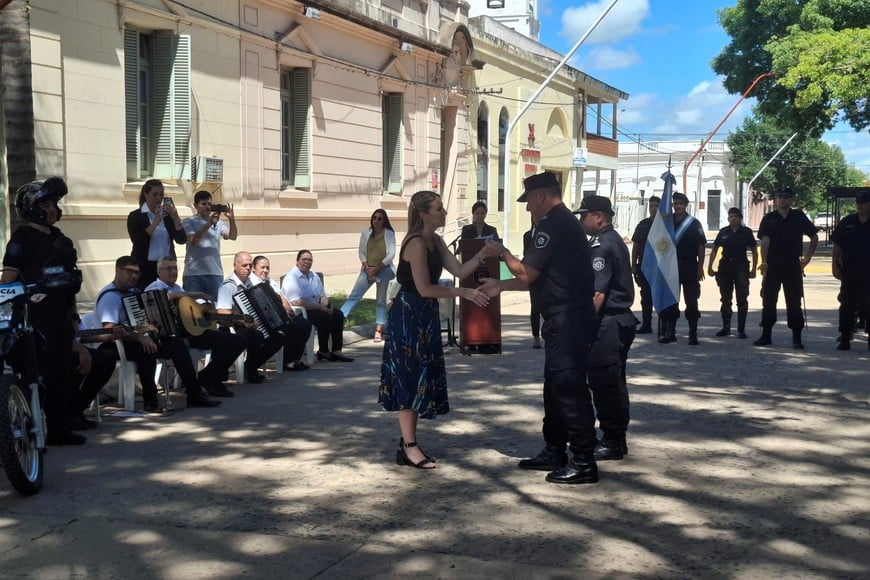 “Estas motocicletas son parte de un plan integral que busca mejorar la seguridad y operatividad de nuestra policía, con un trabajo conjunto entre el gobierno provincial, la municipalidad y el Senado”, afirmó Coudanes.