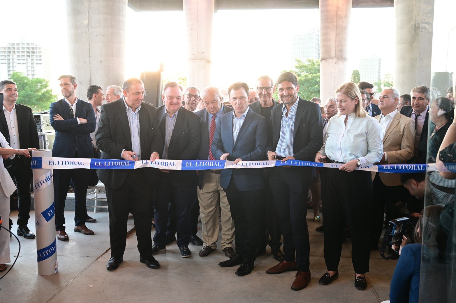 En compañía de Pullaro, Scaglia y Poletti acompañando a Nahuel Caputto en el corte de cinta, inaugurando oficialmente el nuevo edificio de El Litoral. 