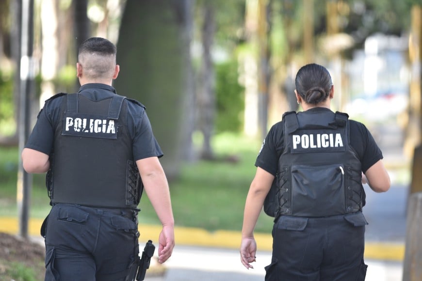 Si bien el agresor perforó con su cuchillo la funda del chaleco antibalas, el policía no sufrió heridas físicas. Crédito: Manuel Fabatía