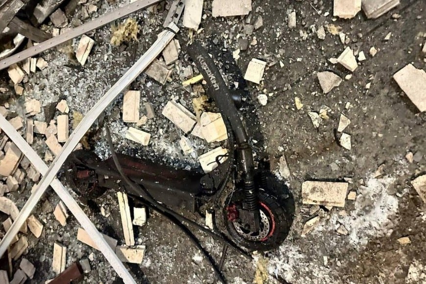 Medios rusos compartieron el scooter en el que se habría ocultado el explosivo. El artefacto no presentó importantes daños para haber contenido el arma.