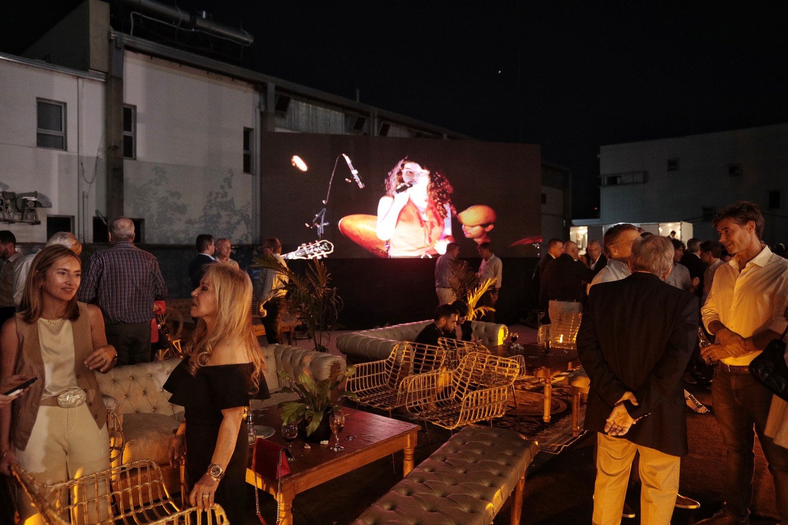 Los invitados en la fiesta de inauguración del edificio de El Litoral.