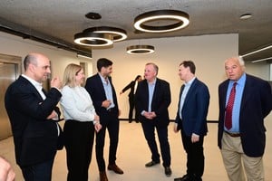 Maximiliano Pullaro, Felipe Michlig, Rafael Gutiérrez, José Corral y Gisela Scaglia en nuevo edificio de El Litoral junto a Nahuel Caputto. Foto: Flavio Raina | El Litoral