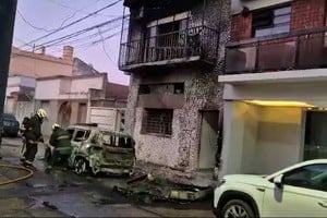 Bomberos trabajando en el lugar de los hechos.