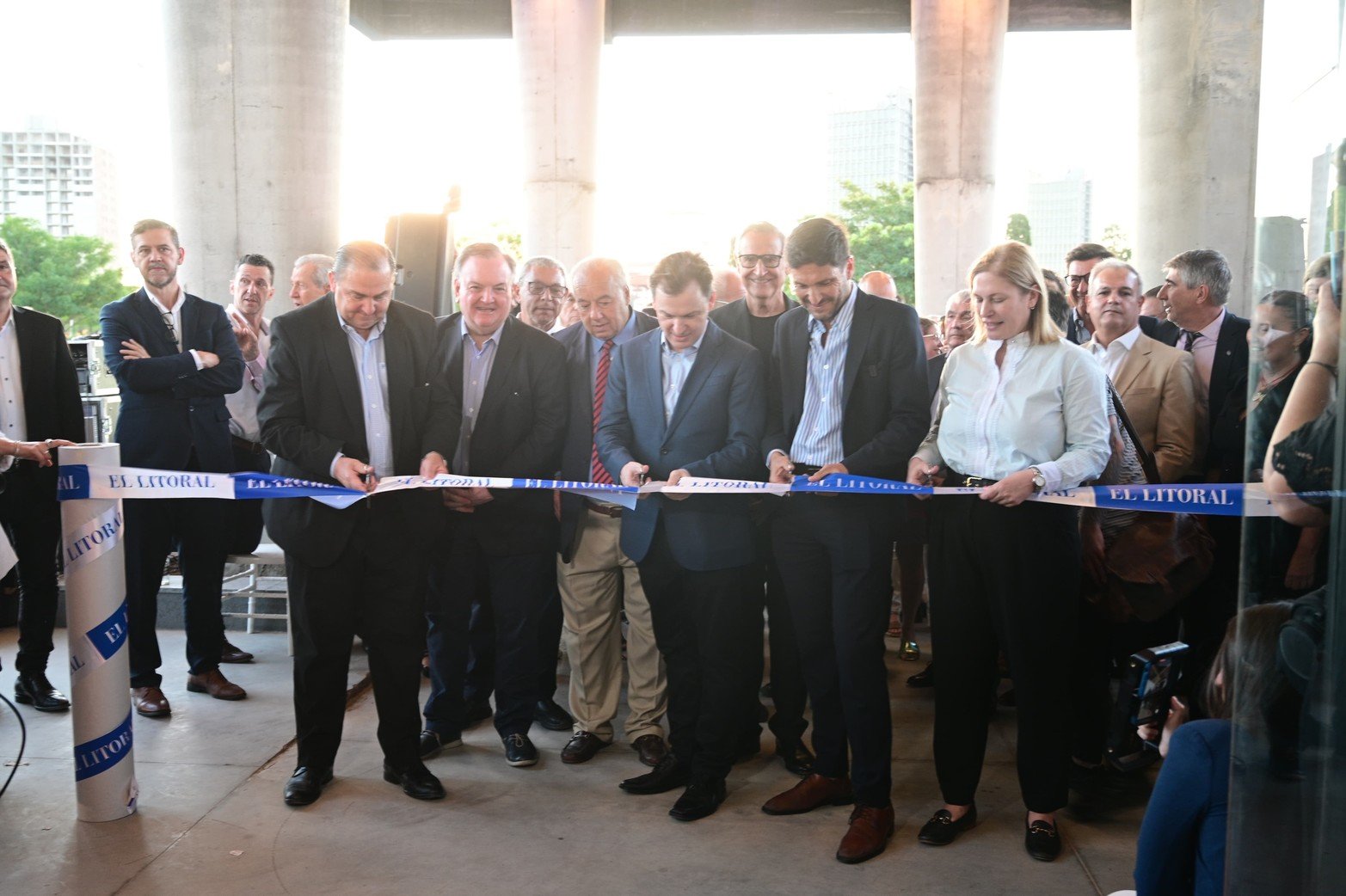 En compañía de Pullaro, Scaglia y Poletti acompañando a Nahuel Caputto en el corte de cinta, inaugurando oficialmente el nuevo edificio de El Litoral. 