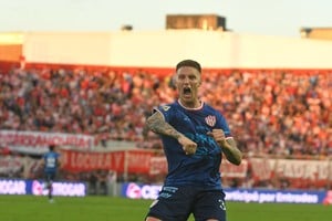 ¡Un grito de corazón!. La boca llena de gol para un zaguero que alcanzó los cinco festejos con la camiseta de Unión siendo defensor. Franco Pardo, el mejor acierto de Unión en los últimos tiempos, tiene ventana de salida y es muy complicado que resista en López y Planes. Crédito: Mauricio Garín