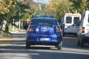 Si bien el agresor perforó con su cuchillo la funda del chaleco antibalas, el policía no sufrió heridas físicas. Crédito: Luis Cetraro