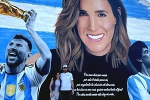 El mural representa la canción "Brindis", donde La Sole les cantó personalmente a los dos campeones del mundo.