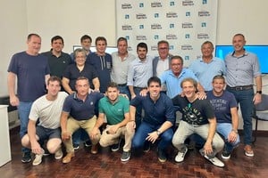 El intendente Leonel Chiarella e integrantes de su gabinete, posaron con dirigentes y referentes de la paleta del Jockey Club.