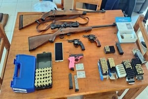 El sospechoso tenía en su domicilio dos armas calibre 22 sin la debida autorización legal. Gentileza Análisis Digital