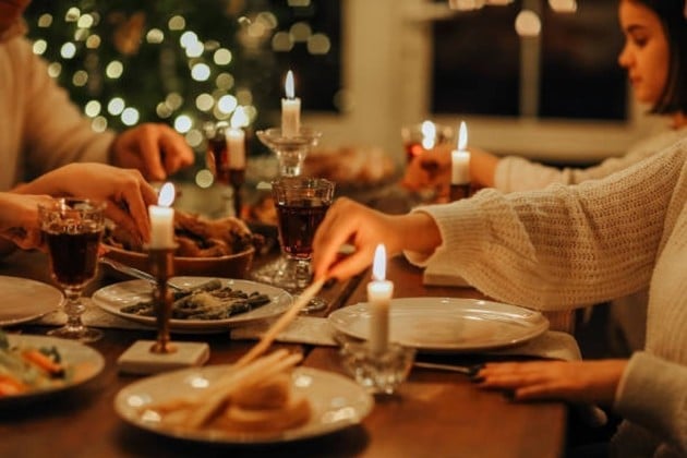 El tiempo profano no está completamente desligado del tiempo sagrado. La navidad, pese a su carácter profundamente religioso, es también un fenómeno cultural que ha sido absorbido por la lógica del consumo y las tradiciones seculares. Gentileza