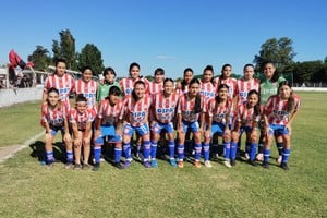 Unión campeón Sub 16. Arriba: Fabiana Jovellano, Agostina Hereñú, Ariana Schneider, Josefina Álvarez Nara Lubo, Milagros Yustra, Delfina Ojeda, Catalina Fuse, Catalina Soria y Giuliana Zarate. Abajo: Isabella Rodríguez, Lara Espíndola, Fiama Fumis, Morena Aponte, Jazmin Lencina, Morena Márquez Moreyra, Zahira Rojas y Yazmin Armúa. Gentileza: Yésica Lencina