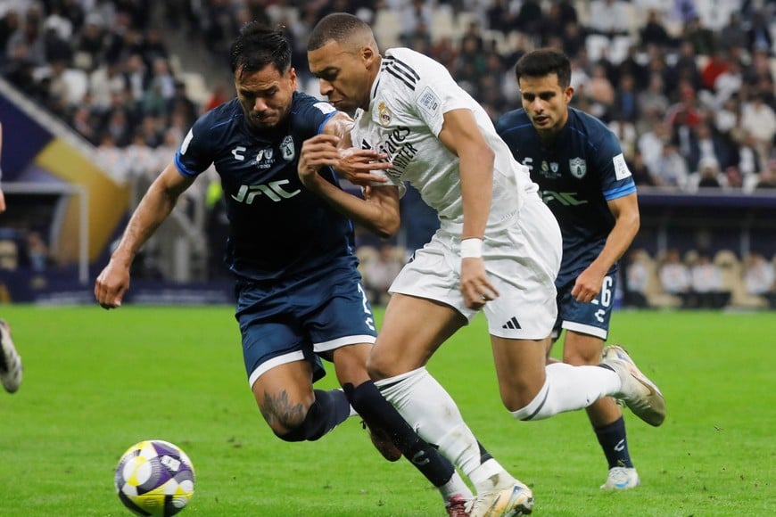 Soccer Football - Intercontinental Cup - Final - Real Madrid v Pachuca - Lusail Stadium, Lusail, Qatar - December 18, 2024
Real Madrid's Kylian Mbappe in action with Pachuca's Sergio Barreto REUTERS/Ibraheem Abu Mustafa