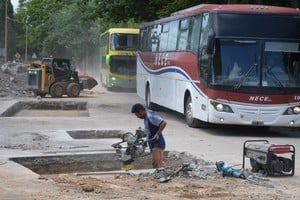 Desvíos. Los micros deben transitar con suma precaución por la zona vallada y con pozos en reparación.

Luis Cetraro.