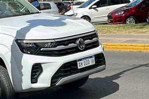 Una camioneta VW blanca fue una de los primeros vehículos con la “AH”. Crédito: @marian_ooo