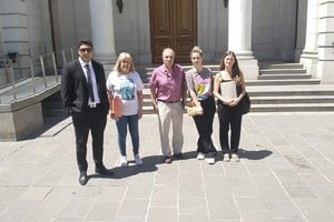 Los denunciantes ( Alicia Riveri, Gisela Maglianesi, Fernanda De Luca, Carlos Astorri y Franco Scali) frente a las puertas de la Legislatura provincial.