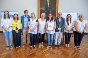 El intendente de Esperanza, junto al ministro de Educación José Goity y la diputada provincial, Jimena Senn, encabezaron la entrega de aportes a instituciones educativas.