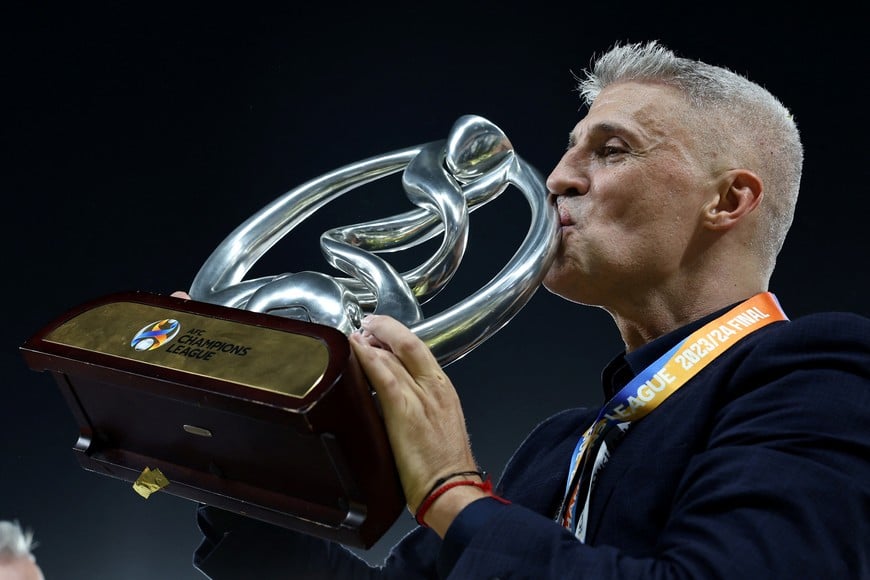 Soccer Football - Asian Champions League - Final - Second Leg - Al Ain v Yokohama F Marinos - Hazza bin Zayed Stadium, Abu Dhabi, United Arab Emirates - May 25, 2024
Al Ain coach Hernan Crespo celebrates with the trophy after winning the AFC Champions League final REUTERS/Amr Alfiky