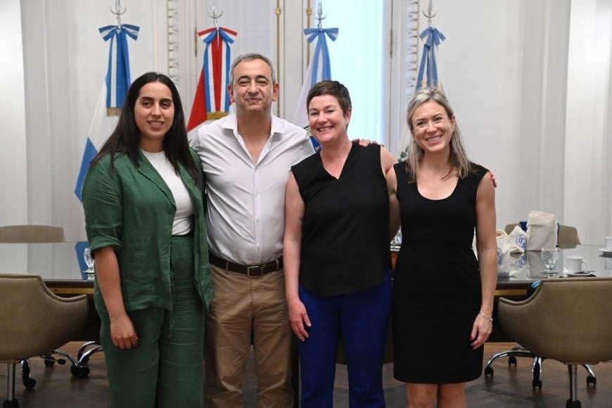 La jornada comenzó con una recorrida por un sector de barrio Tablada, donde se observaron los avances del proceso de urbanización en curso, que incluye la apertura de calles, pavimentación definitiva, relocalización de familias y obras de infraestructura en nueve cuadras.