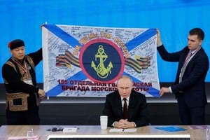 Imagen de Vladimir Putin durante la conferencia realizada este jueves. Detrás suyo, una bandera de la 155ª Brigada de Infantería de Marina. Reuters