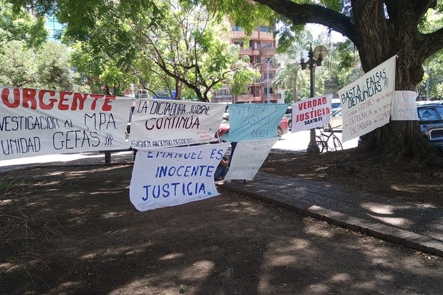 Carteles y pancartas fueron colocados en la plaza para acompañar a la presentación.