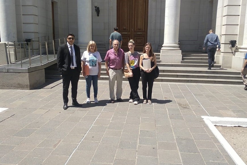 Los denunciantes ( Alicia Riveri, Gisela Maglianesi, Fernanda De Luca, Carlos Astorri y Franco Scali) frente a las puertas de la Legislatura provincial.