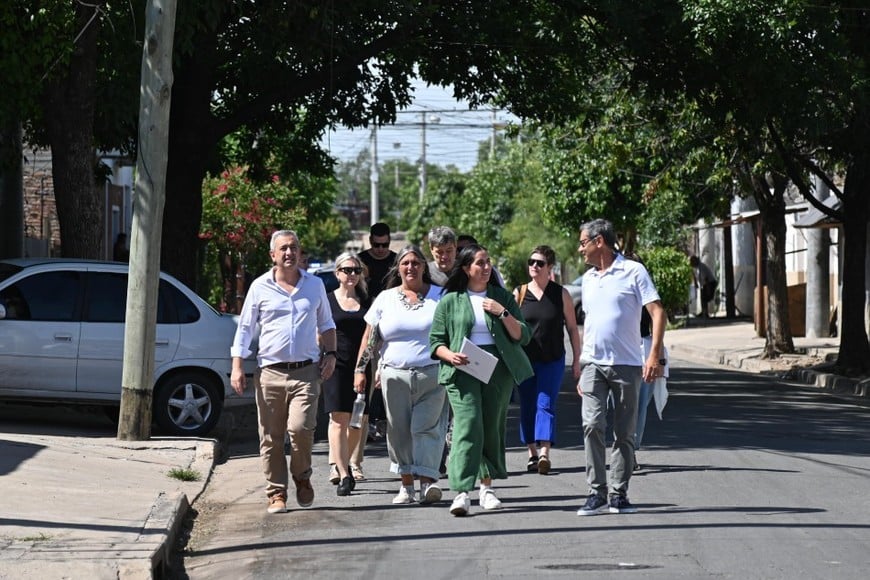 La jornada comenzó con una recorrida por un sector de barrio Tablada, donde se observaron los avances del proceso de urbanización en curso, que incluye la apertura de calles, pavimentación definitiva, relocalización de familias y obras de infraestructura en nueve cuadras.