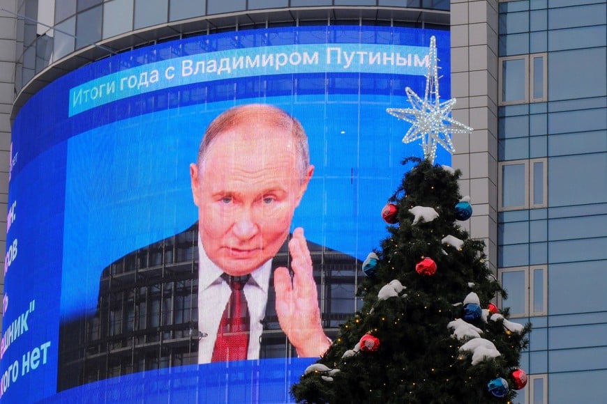 An electronic screen, which shows an image of Russian President Vladimir Putin and a quote from his annual televised year-end press conference and phone-in, is on display on the facade of a building behind a New Year and Christmas tree in a street in Moscow, Russia December 19, 2024. REUTERS/Shamil Zhumatov