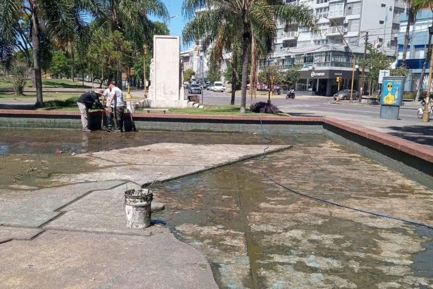 Municipalidad de la Ciudad de Santa Fe limpiando la fuente de El Palomar.