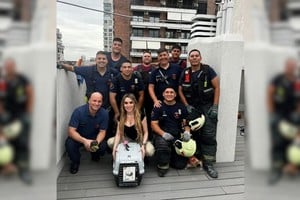 Fátima Florez posando con los Bomberos de la Ciudad de Buenos Aires.