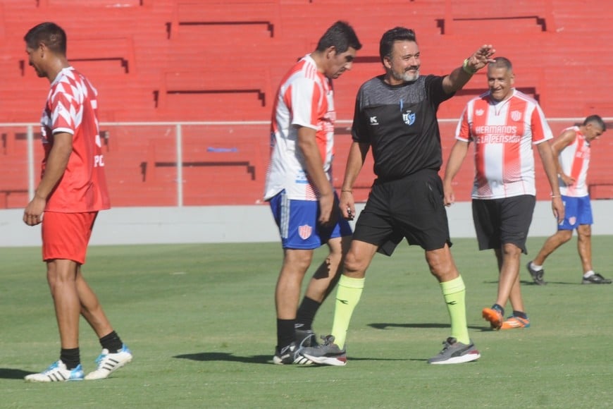 Distendido: así fue el partido amistoso que jugaron dos equipos formados por los veteranos en su mayoría, ex jugadores rojiblancos.