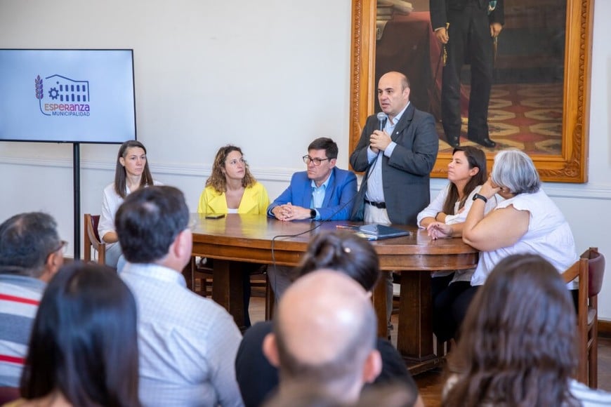 El intendente de Esperanza, junto al ministro de Educación José Goity y la diputada provincial, Jimena Senn, encabezaron la entrega de aportes a instituciones educativas.