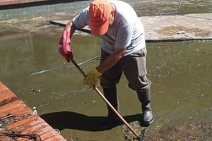 Municipalidad de la Ciudad de Santa Fe limpiando la fuente de El Palomar.