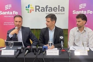 El acto se desarrolló en el Salón Verde de la Municipalidad, con la presencia del ministro de Obras Públicas de la provincia, Lisandro Enrico, y autoridades locales.