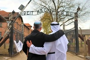 Un judío y un musulmán abrazados frente al antiguo campo de concentración y exterminio nazi de Auschwitz. Este abrazo es un auténtico símbolo de paz y esperanza, de la victoria de la humanidad frente al odio.