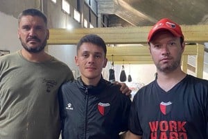 Custodiado por expertos. El "Rusito" Alan Crenz en el gimnasio del Club Colón entre su padre, el ex boxeador profesional de dilatada campaña, el "Ruso" César Crenz, y Carlos Lemos, que sigue el legado de José Lino Lemos. 