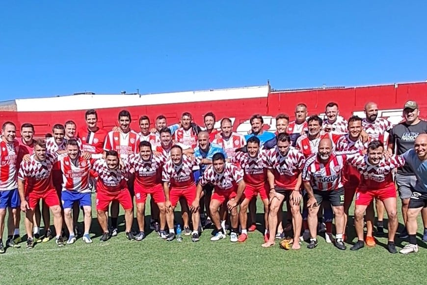 Los ex jugadores de Unión que año tras año se reúnen para recordar su paso por el club y por la pensión.