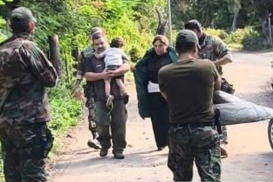 Hallaron con vida al nene de dos años que se había perdido en la zona del Lago Gutiérrez, en Bariloche. Foto Policía de Río Negro