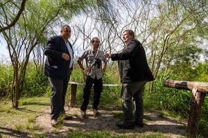 Además de recorrer la reserva, el intendente Juan Pablo Poletti y el rector de la UNL, Enrique Mammarella, firmaron un convenio y plantaron un árbol. Gentileza UNL