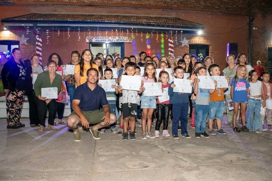 “Un reconocimiento especial al Área de Cultura, que llenó de magia nuestro espacio con sus hermosos adornos navideños. También agradecemos profundamente a las profesoras y alumnos de los talleres comunales, cuyas presentaciones y dedicación llenaron la noche de talento y creatividad”, adelantó el presidente comunal Lucas Saldaño.